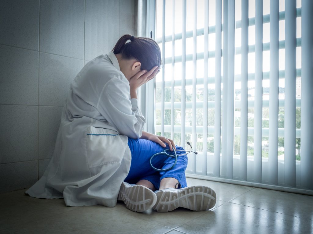Basta violenze e minacce ai medici! Dateci lo status di pubblico ufficiale e la procedibilità d’ufficio