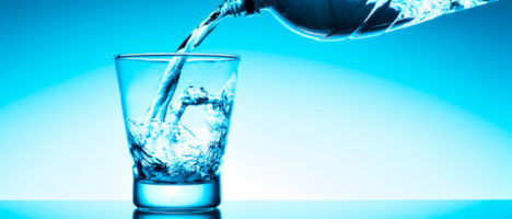 I pericoli della microplastica nell’acqua da bere: appello dell’Oms per conoscere le conseguenze sul nostro organismo