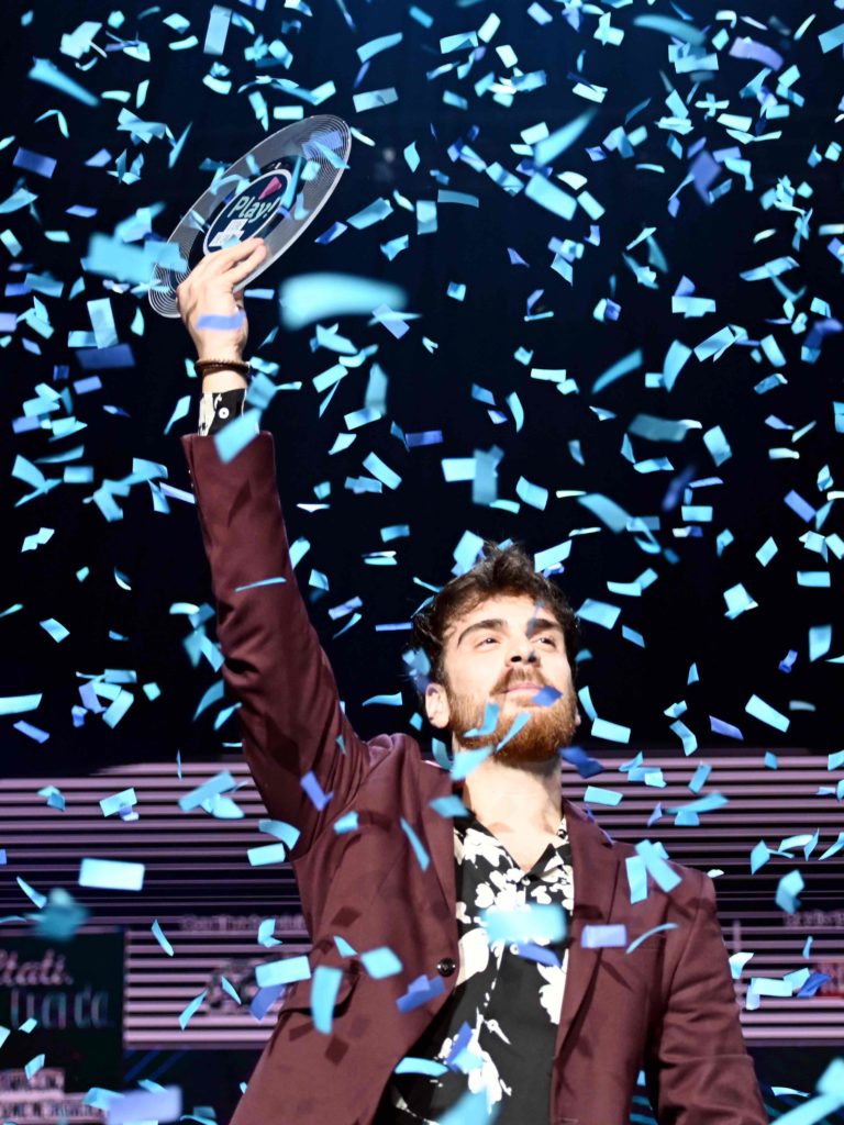 Cristiano Turrini vince “Play! Storie che cantano”, il contest musicale per le donne con tumore al seno metastatico