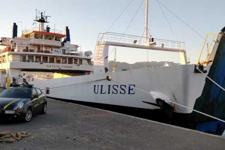 Caronte sui pendolari: “Traghettamento a piedi gratuito. Con mezzo biglietto scontato 22 euro”