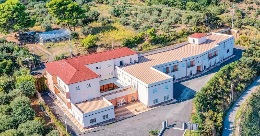 Il Vescovo di Patti e il Direttore Generale dell’ASP di Messina visitano il “Villaggio della Speranza” a Gioiosa Marea