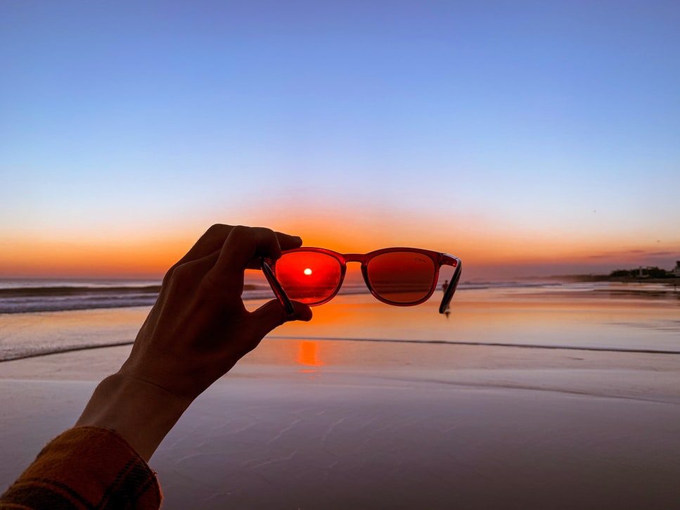 Occhiali da Sole: Come Scegliere le Lenti, Benefici e Rischi