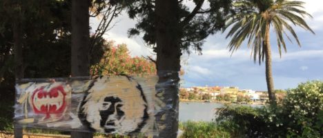 A Messina sopra il Lago di Ganzirri nel giardino dedicato a “Tancrede Roy” l’artista Alex Caminiti dipinge il “Muro dell’Amore”