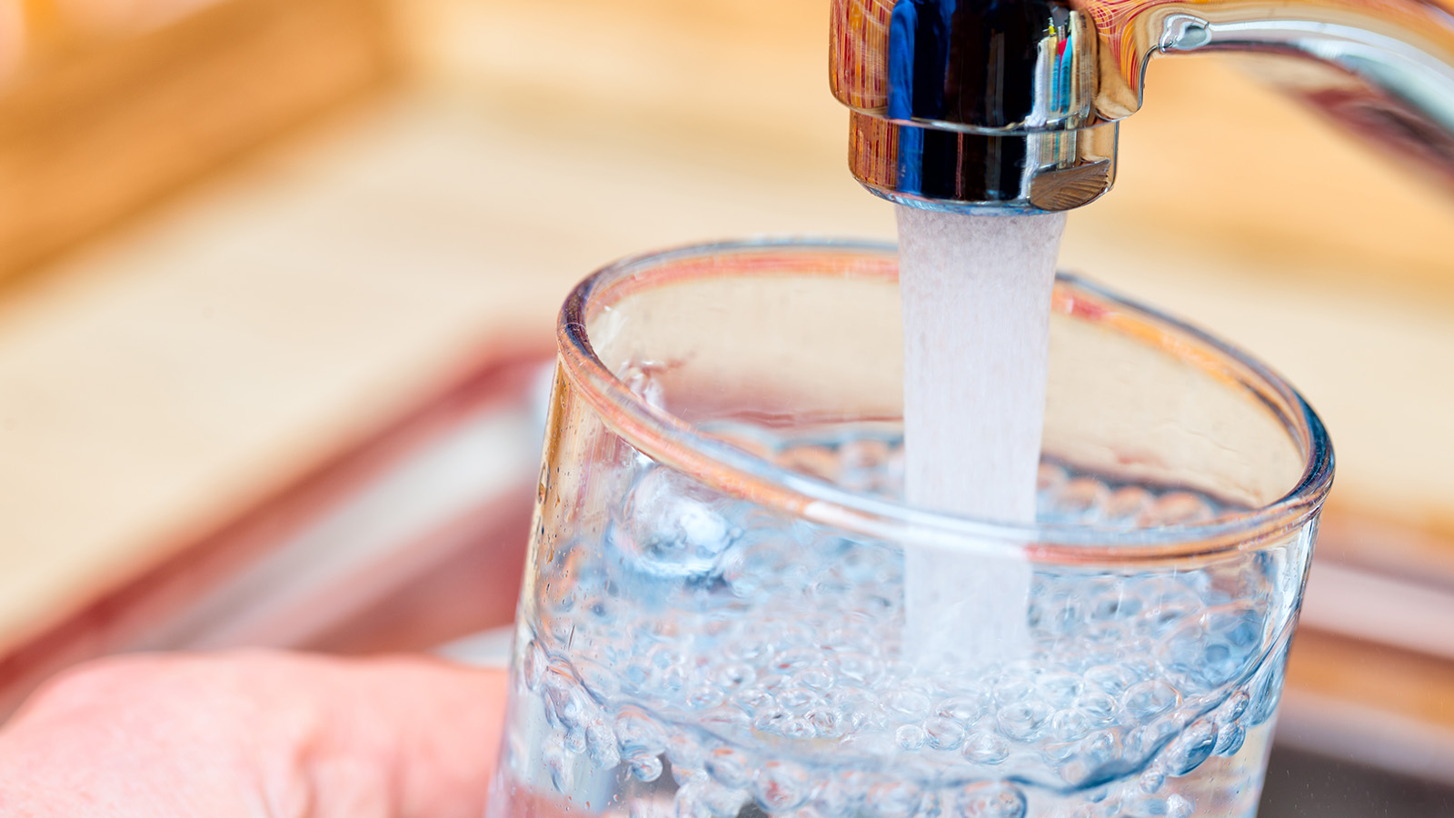 Fake news: l’acqua del rubinetto fa venire i calcoli? Falso