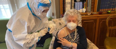 Vaccini a domicilio over 80: Francesca Natoli è la prima messinese a riceverlo