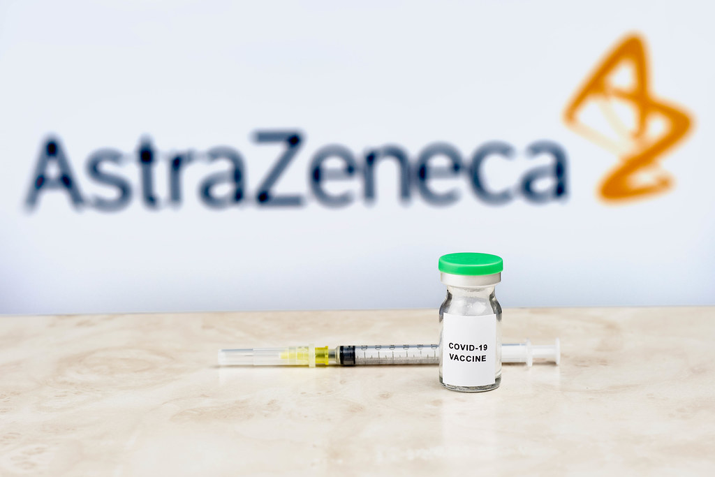 Vaccino COVID-19 AstraZeneca: EMA trova un possibile collegamento con casi molto rari di trombi inusuali associati a bassi livelli di piastrine
