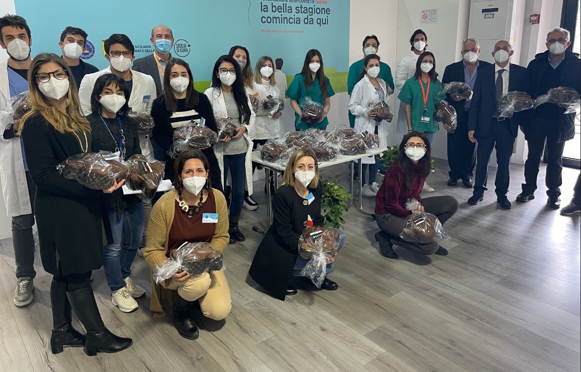 Messina, imprenditore siciliano dona 500 colombe pasquali al personale sanitario impegnato nelle vaccinazioni