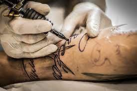 Covid. Manzo: nessuna reazione avversa tra tatuaggi e vaccino. Sicurezza fondamentale, rivolgersi a professionisti del settore