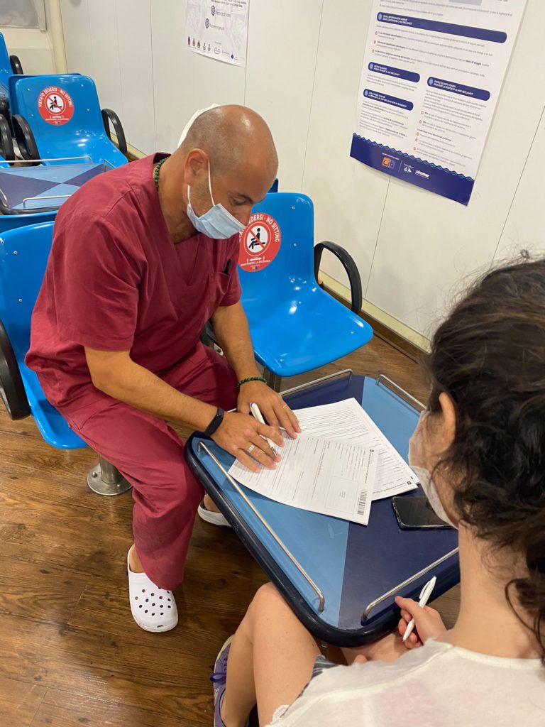 Vaccini e tamponi per la prima volta in Sicilia su traghetto diretto Eolie e Napoli