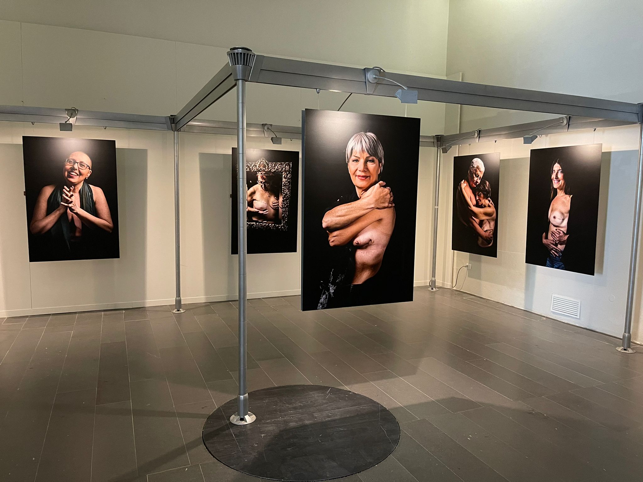 Quando l’arte fotografica diventa prevenzione: il tumore al seno messo a nudo da Fabrizio Villa