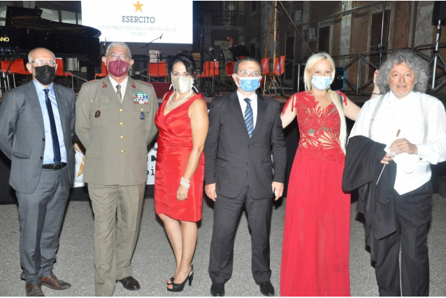 Un lungo, lunghissimo applauso, ha chiuso ieri all’Ex Ospedale Militare di Messina il concerto estivo sinfonico in memoria delle vittime del covid