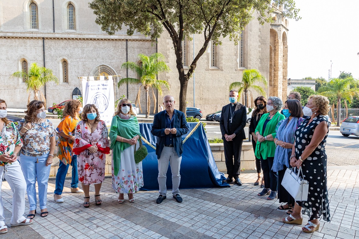 Un elemento d’arredo e un invito a lottare contro l’ignoranza