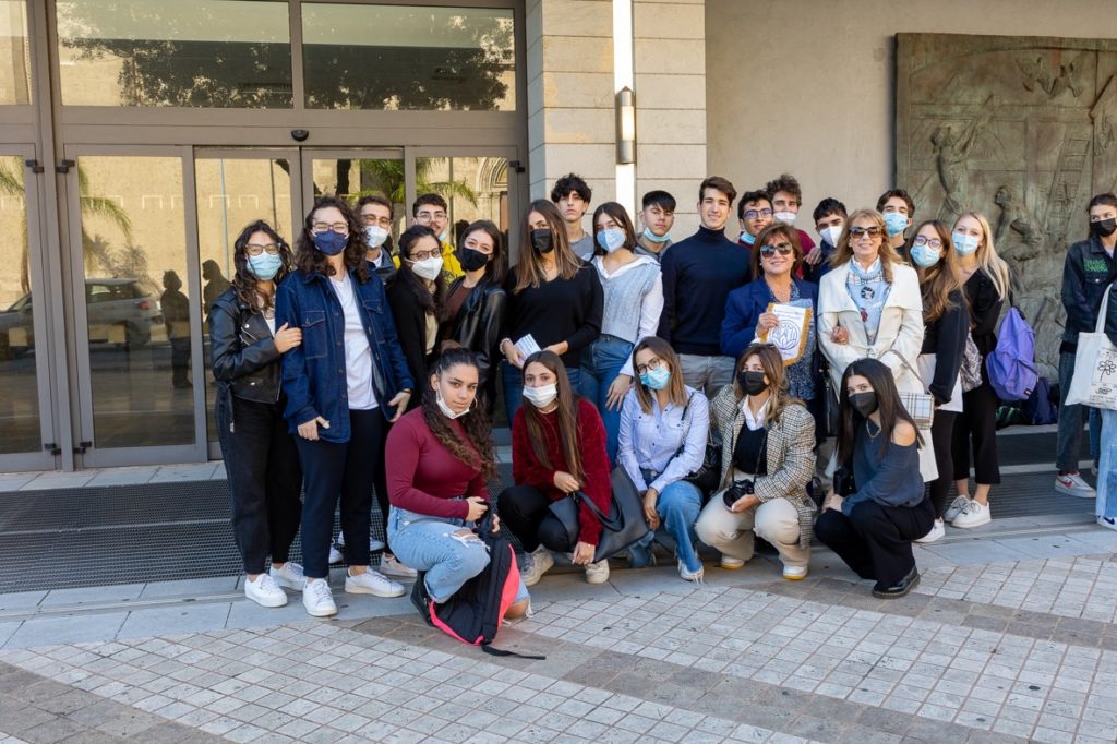 Gli studenti danno voce alla panchina letteraria