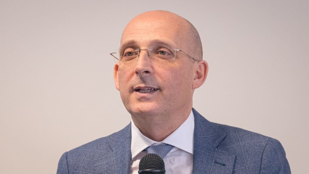 Manifesto contro no vax, commissario Firenze: “Mai autorizzati.”