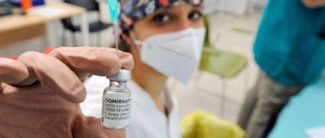 Pfizer è il vaccino più sicuro: un sospetto evento avverso ogni mille dosi vaccino pfizer covid