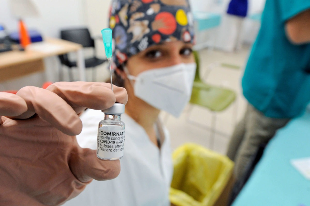 Pfizer è il vaccino più sicuro: un sospetto evento avverso ogni mille dosi vaccino pfizer covid