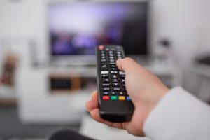 La pandemia ci sta rendendo dipendenti dalla televisione?