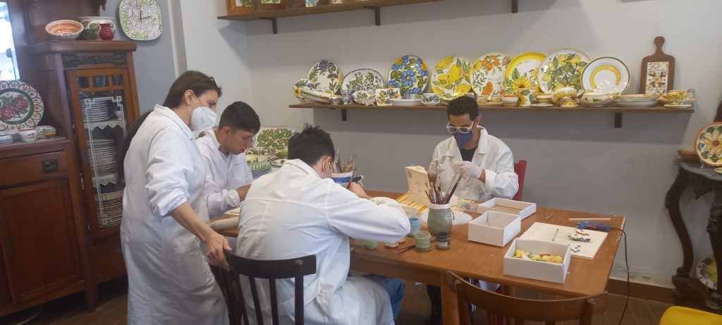 Interpares, Caporlingua (Coop Audacia) “ragazzi autistici nel nostro laboratorio creativo si avviano al lavoro imparando un mestiere. La creazione di un loro brand darà riconoscibilità agli oggetti che saranno venduti anche in un’attività commerciale di prossima creazione”
