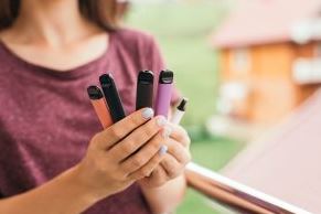 Devo preoccuparmi se mio figlio “svapa”?