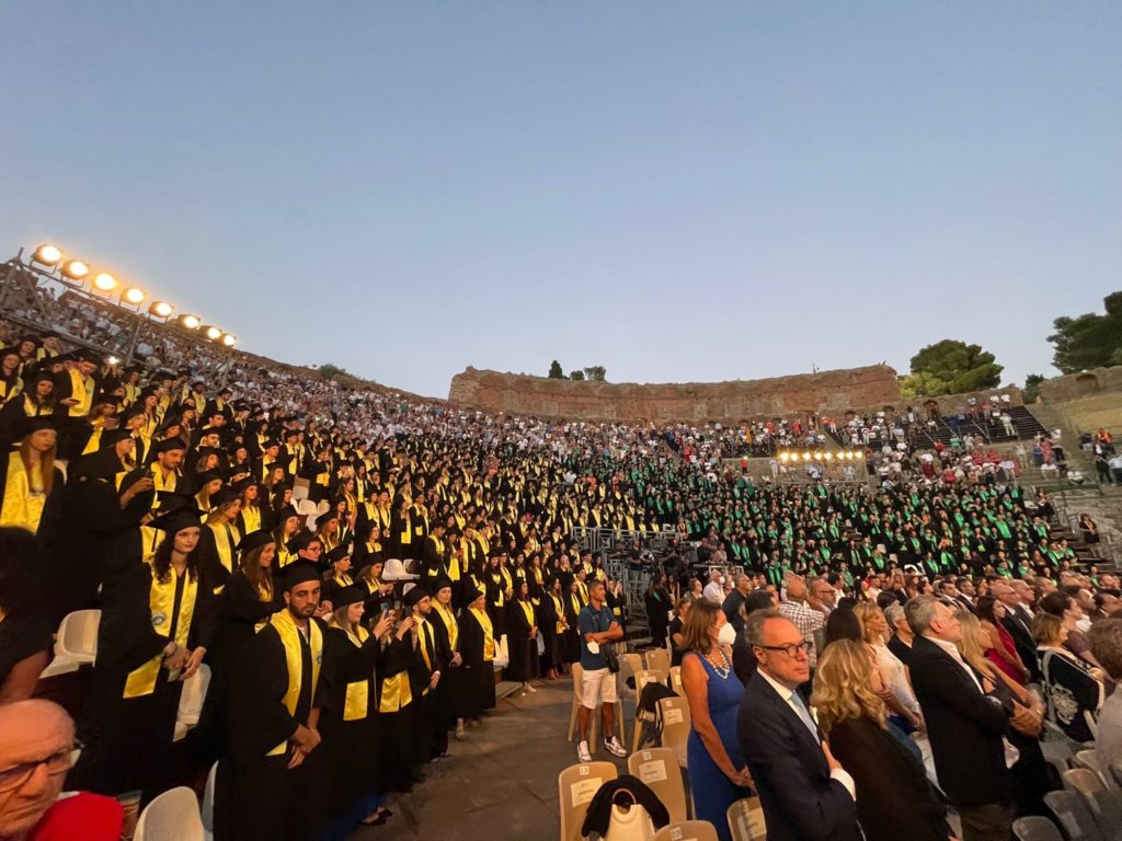 Elena Cattaneo parla a 700 laureati al Teatro Antico di Taormina: “Giulio Regeni era uno di noi”