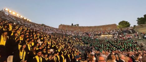 Elena Cattaneo parla a 700 laureati al Teatro Antico di Taormina: “Giulio Regeni era uno di noi”
