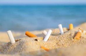 Fumare in spiaggia fa male solo a chi fuma?
