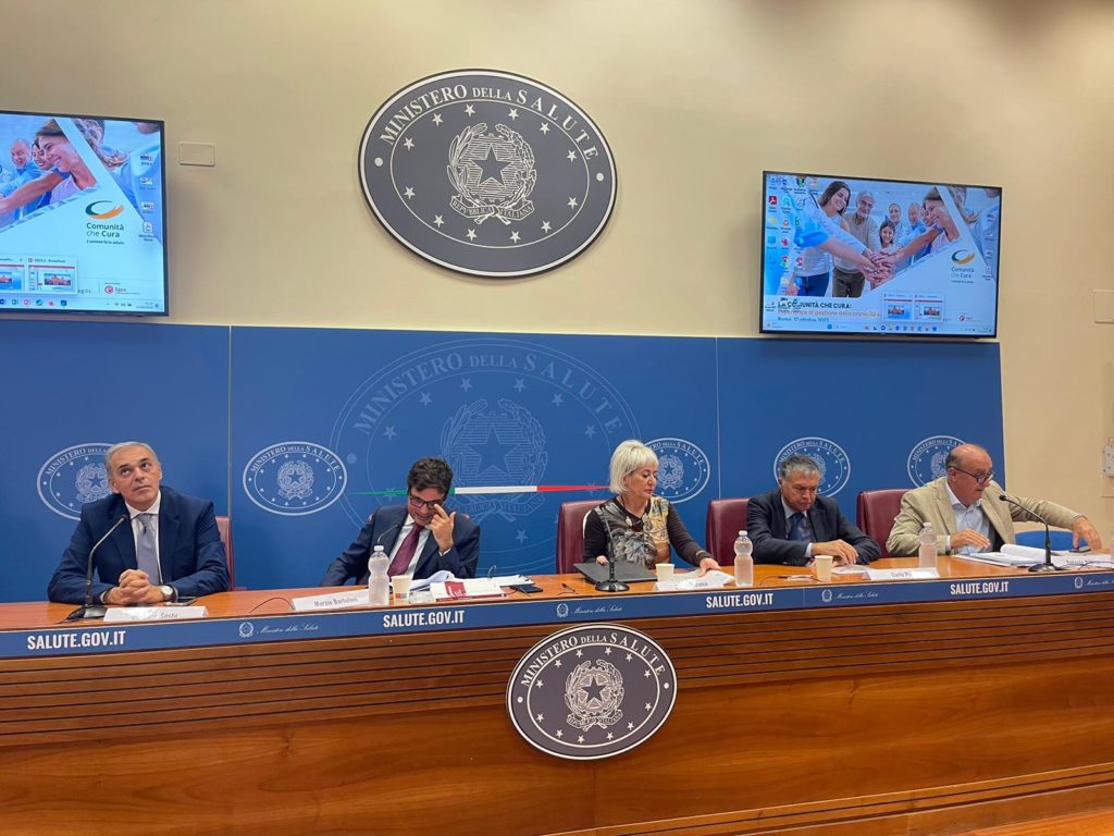 “La comunità che cura”: raccolte in un libro le esperienze di eccellenza sul territorio per la gestione della cronicità. Otto sfide da vincere per migliorare la Sanità del futuro