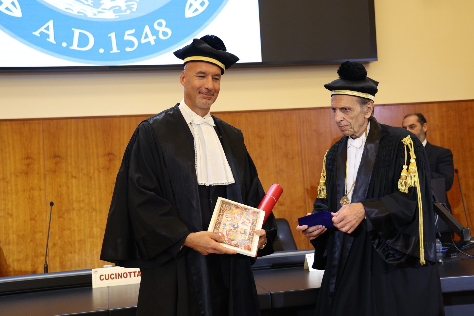 Aula magna affollatissima per il conferimento della Laurea Magistrale a Luca Parmitano