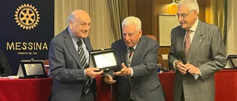 Targa Rotary Club Messina al presidente onorario dell’Ordine Antonino Trifirò