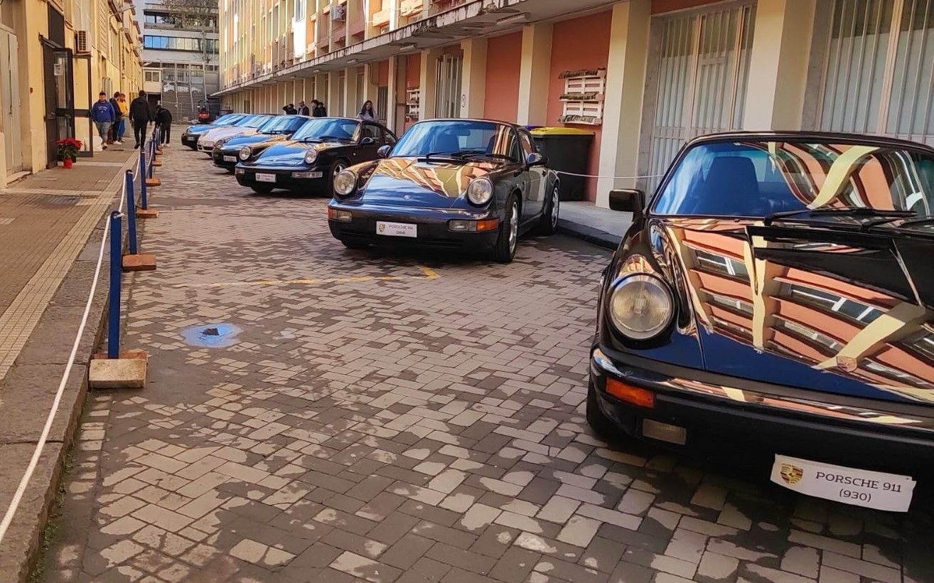 Alternanza Scuola Lavoro: esposte nell’ambito dell’Open day nel cortile del Verona Trento di Messina diverse auto Porsche