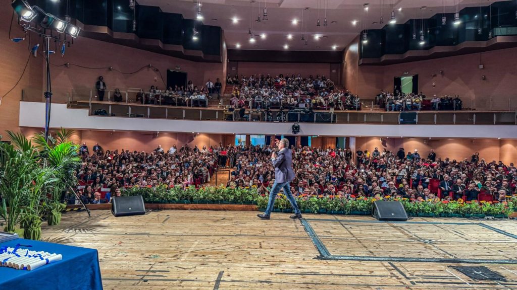 La brillante comicità di Uccio De Santis: grande show alla Festa del Medico