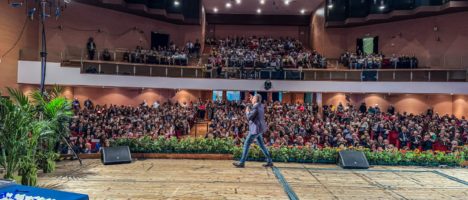 La brillante comicità di Uccio De Santis: grande show alla Festa del Medico