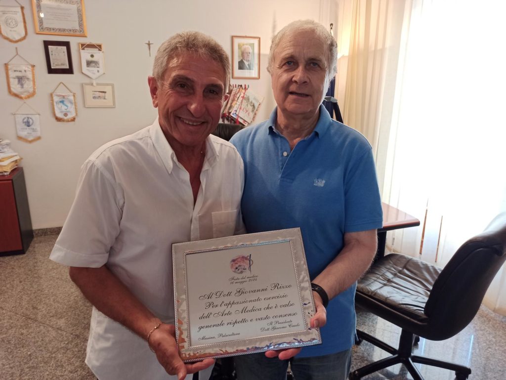 Il vincitore della Festa del medico 2024 Giovanni Rizzo ritira targa e assegno all’Ordine