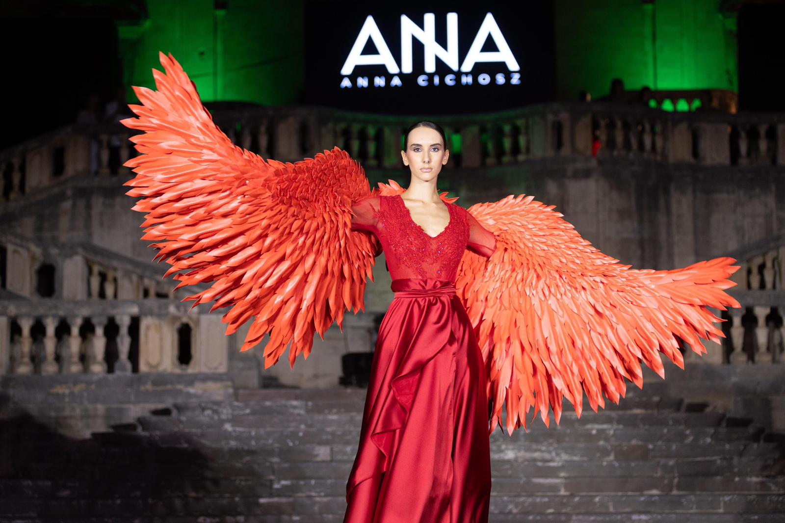 Moda, tripudio di colori e tessuti spettacolari: la donna protagonista del suo tempo all’International Fashion Week