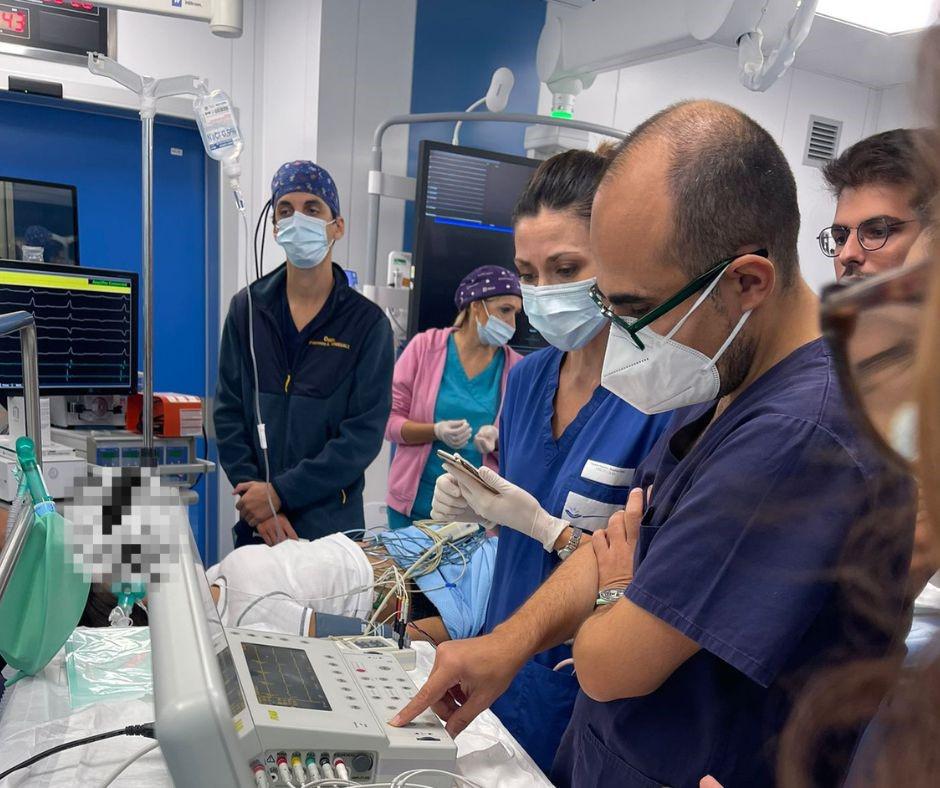 Aritmie nei bambini: Le cardiologie del policlinico insieme per studiare il cuore da vicinoCardiologi pediatri e cardiologi interventisti impegnati ad eseguire lo studio elettrofisiologico trans-esofageo (SATE)