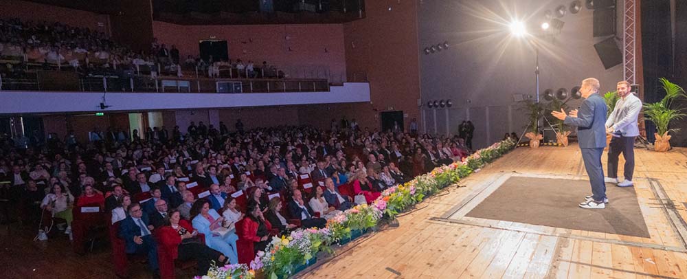 Festa del medico: l’esilarante verve del mattatore Ezio Greggio strega il Palacultura gremito di gente