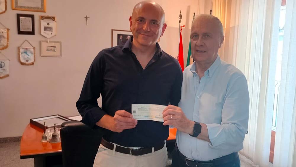 Il vincitore della Festa del medico Massimiliano Giardina ha ritirato l’assegno e la targa incisa all’Ordine