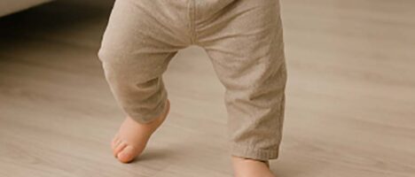 Primi passi: quando e come avvengono, cosa è corretto aspettarsi da un bambino che impara a camminare