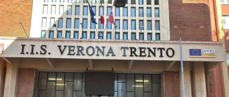 Cerimonia dei primi diplomati del corso serale dell’ IIS Verona Trento Messina: un traguardo raggiunto con impegno e perseveranza.