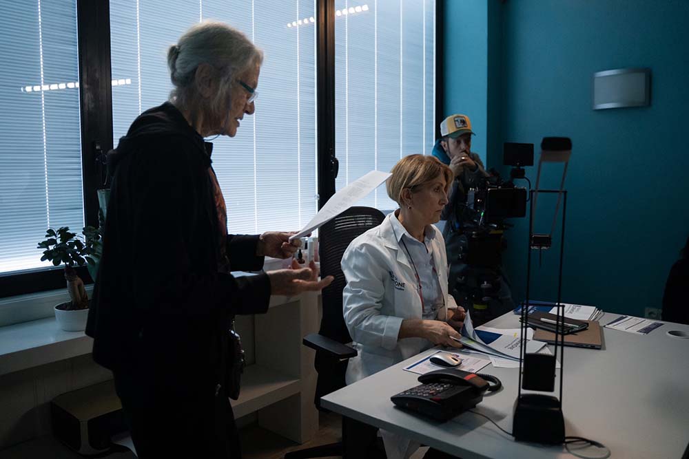 Un cortometraggio dedicato ai caregiver, coloro che si prendono cura: prima internazionale alla Mostra del Cinema di Venezia de “La luce nella crepa”