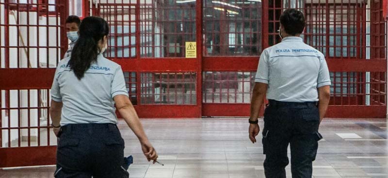 Detenuto rifiuta soccorso e aggredisce medico a Barcellona, l’Ordine: “Grave e inaccettabile”