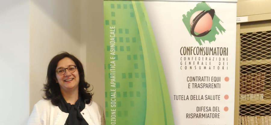 Anziana signora riceve la fattura da pagare ma il contratto della luce è cessato da due anni