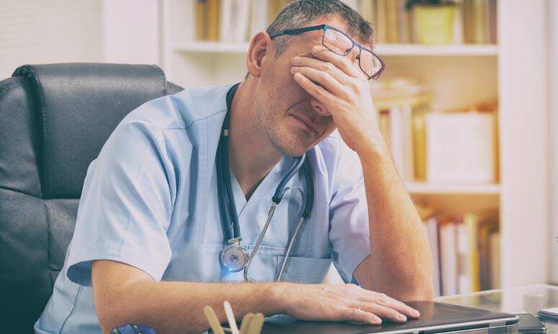 Un medico e un infermiere su tre soffre di depressione. Uno su dieci pensa al suicidio”. I dati shock dell’Oms Europa