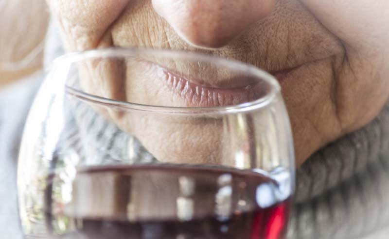 Con l’età, anche piccole quantità di alcol possono avere effetti negativi più intensi sulla salute