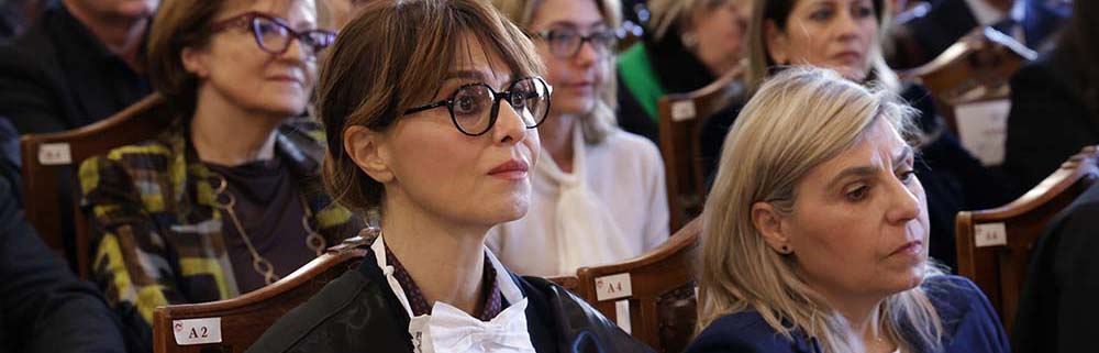 Conferita la Laurea Magistrale honoris causa in Giurisprudenza a Paola Cortellesi, intitolato a Lorena e Sara il Cortile del Rettorato