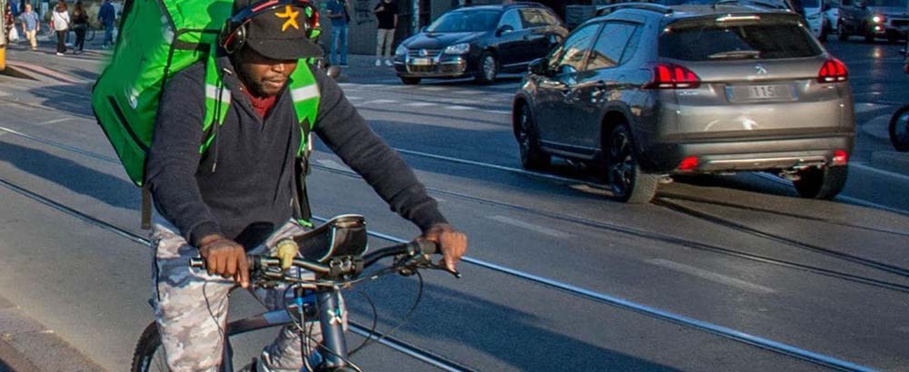 Rider, ora ha le stesse tutele del lavoratore subordinato, anche se è considerato autonomo: ecco la nuova sentenza Cassazione