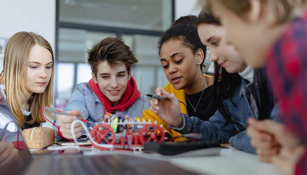 In Italia aumentano gli studenti STEM, ma non abbastanza per intercettare il mondo del lavoro. Al CICAP Fest 2025 un talk sulle discipline tecnico-scientifiche, fattore chiave per la competitività globale e la formazione individuale