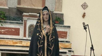 Dalle polemiche alla rinascita: il “viaggio” del mantello della Madonna Addolorata