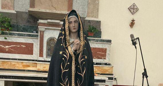 Dalle polemiche alla rinascita: il “viaggio” del mantello della Madonna Addolorata