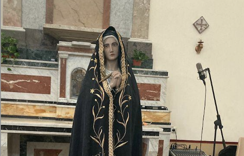 L’Associazione Mogli Medici Italiani dona il Manto alla Madonna Addolorata- Mili Marina
